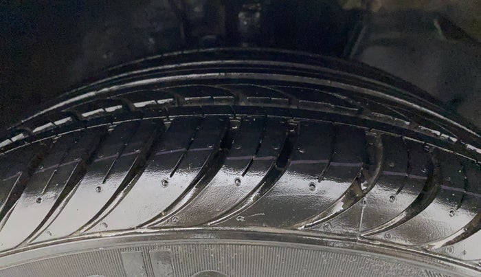 2016 Toyota Corolla Altis VL CVT PETROL, Petrol, Automatic, 1,18,478 km, Right Front Tyre Tread