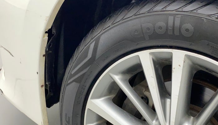 2016 Toyota Corolla Altis VL CVT PETROL, Petrol, Automatic, 1,18,478 km, Left fender - Lining loose