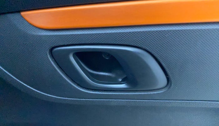 2017 Renault Kwid CLIMBER 1.0 AMT, Petrol, Automatic, 49,297 km, Driver Side Door Panels Control