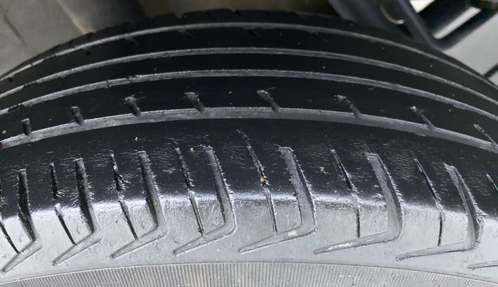 2017 Renault Kwid RXL, Petrol, Manual, 66,912 km, Right Rear Tyre Tread