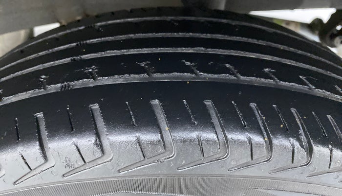 2017 Renault Kwid RXL, Petrol, Manual, 66,912 km, Left Rear Tyre Tread