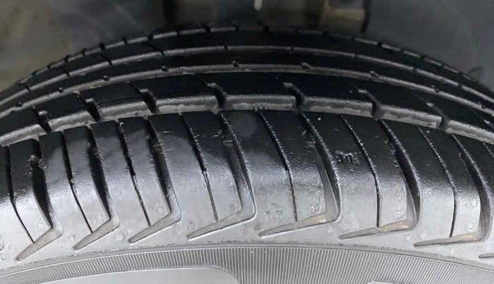 2017 Renault Kwid RXL, Petrol, Manual, 66,912 km, Right Front Tyre Tread