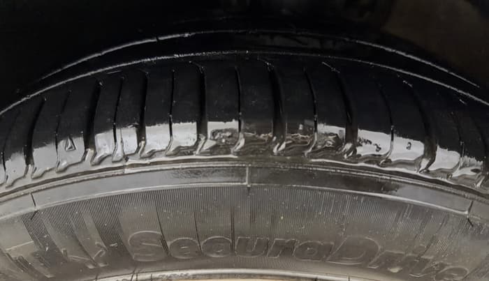 2015 Volkswagen Polo HIGHLINE1.2L, Petrol, Manual, 76,337 km, Left Front Tyre Tread