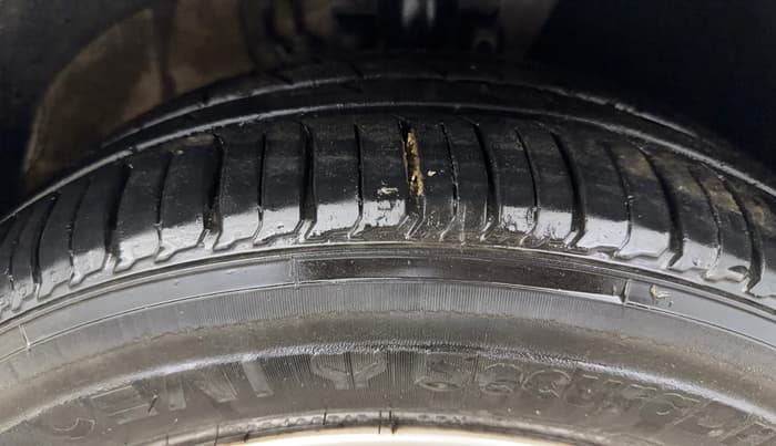 2015 Volkswagen Polo HIGHLINE1.2L, Petrol, Manual, 76,337 km, Right Front Tyre Tread
