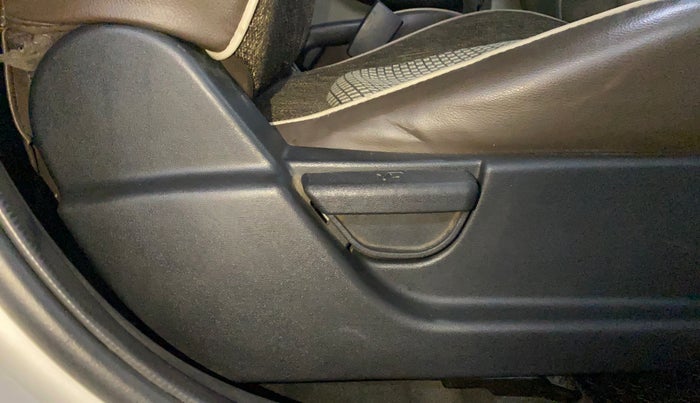 2013 Hyundai i20 SPORTZ 1.2, Petrol, Manual, 58,013 km, Driver Side Adjustment Panel