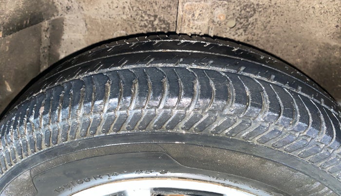 2015 Maruti Swift VXI, Petrol, Manual, 48,444 km, Left Front Tyre Tread