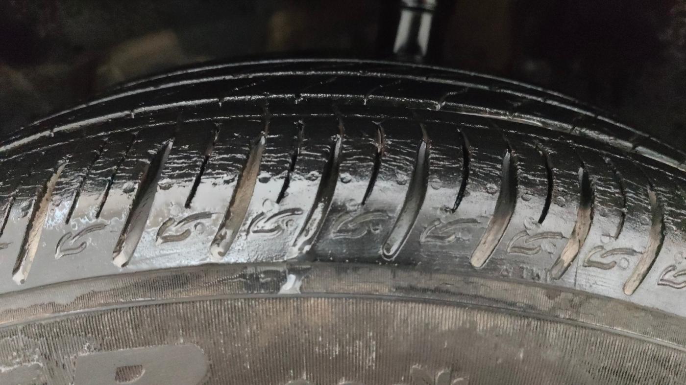 2013 Renault Duster RXE PETROL, Petrol, Manual, 61,904 km, Left Front Tyre Tread