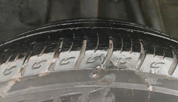 2013 Renault Duster RXE PETROL, Petrol, Manual, 61,904 km, Right Rear Tyre Tread