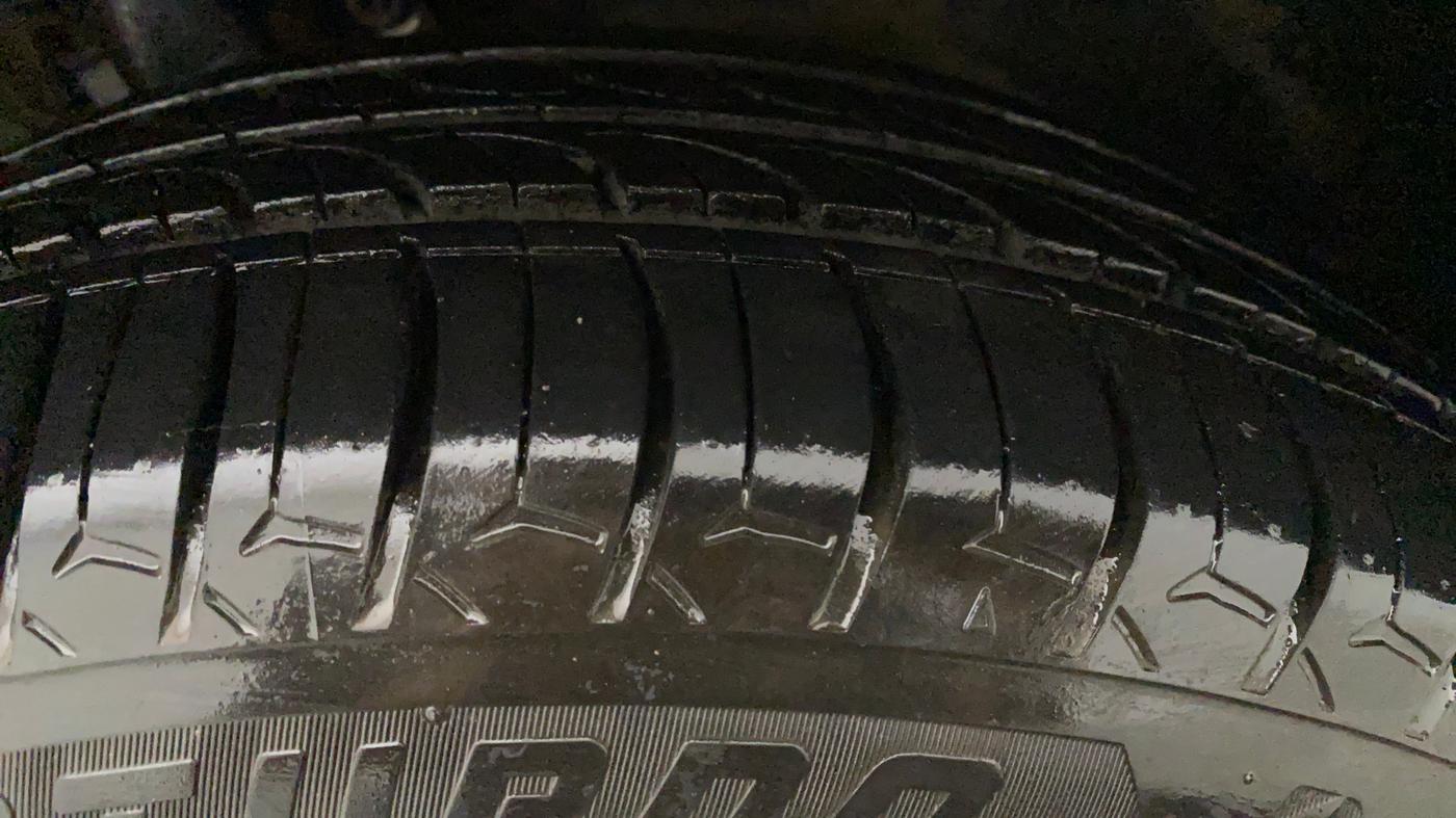 2015 Volkswagen Vento HIGHLINE PETROL AT, Petrol, Automatic, 79,764 km, Left Front Tyre Tread