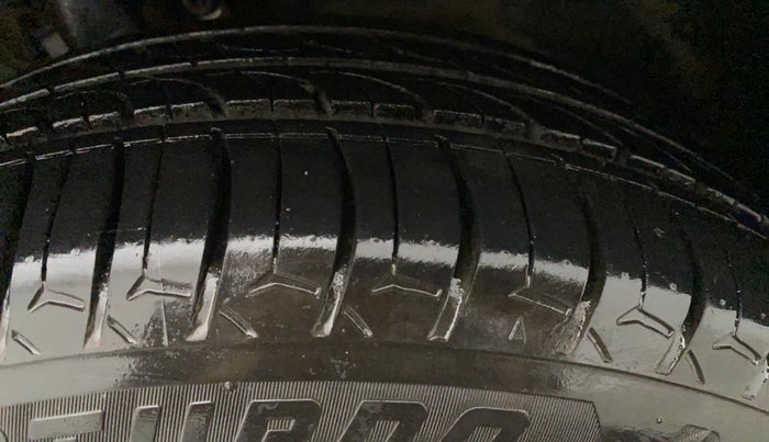 2015 Volkswagen Vento HIGHLINE PETROL AT, Petrol, Automatic, 79,764 km, Left Front Tyre Tread