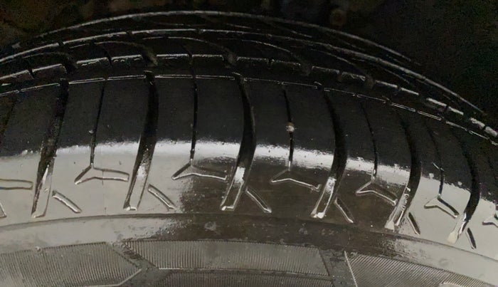 2015 Volkswagen Vento HIGHLINE PETROL AT, Petrol, Automatic, 79,764 km, Right Rear Tyre Tread