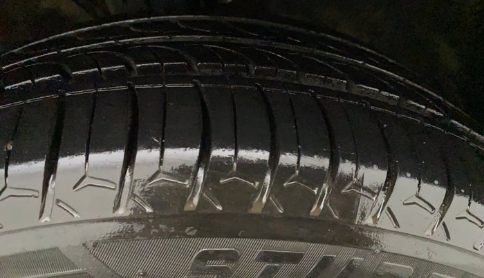 2015 Volkswagen Vento HIGHLINE PETROL AT, Petrol, Automatic, 79,764 km, Right Front Tyre Tread