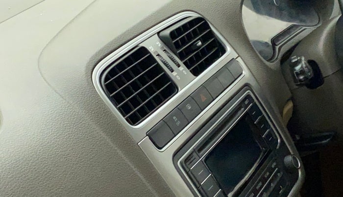 2015 Volkswagen Vento HIGHLINE PETROL AT, Petrol, Automatic, 79,764 km, AC Unit - Front vent has minor damage