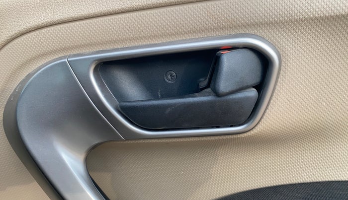 2019 Mahindra TUV300 T10, Diesel, Manual, 46,232 km, Driver Side Door Panels Control