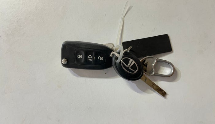 2020 Tata NEXON XM SUNROOF PETROL, Petrol, Manual, 62,340 km, Key Close Up