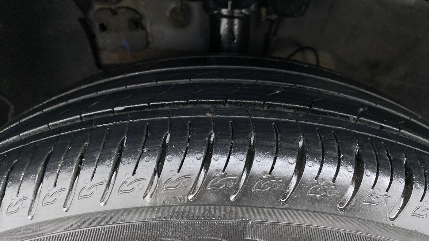 2020 Hyundai VENUE SX (O) 1.5 CRDI, Diesel, Manual, 53,131 km, Left Front Tyre Tread