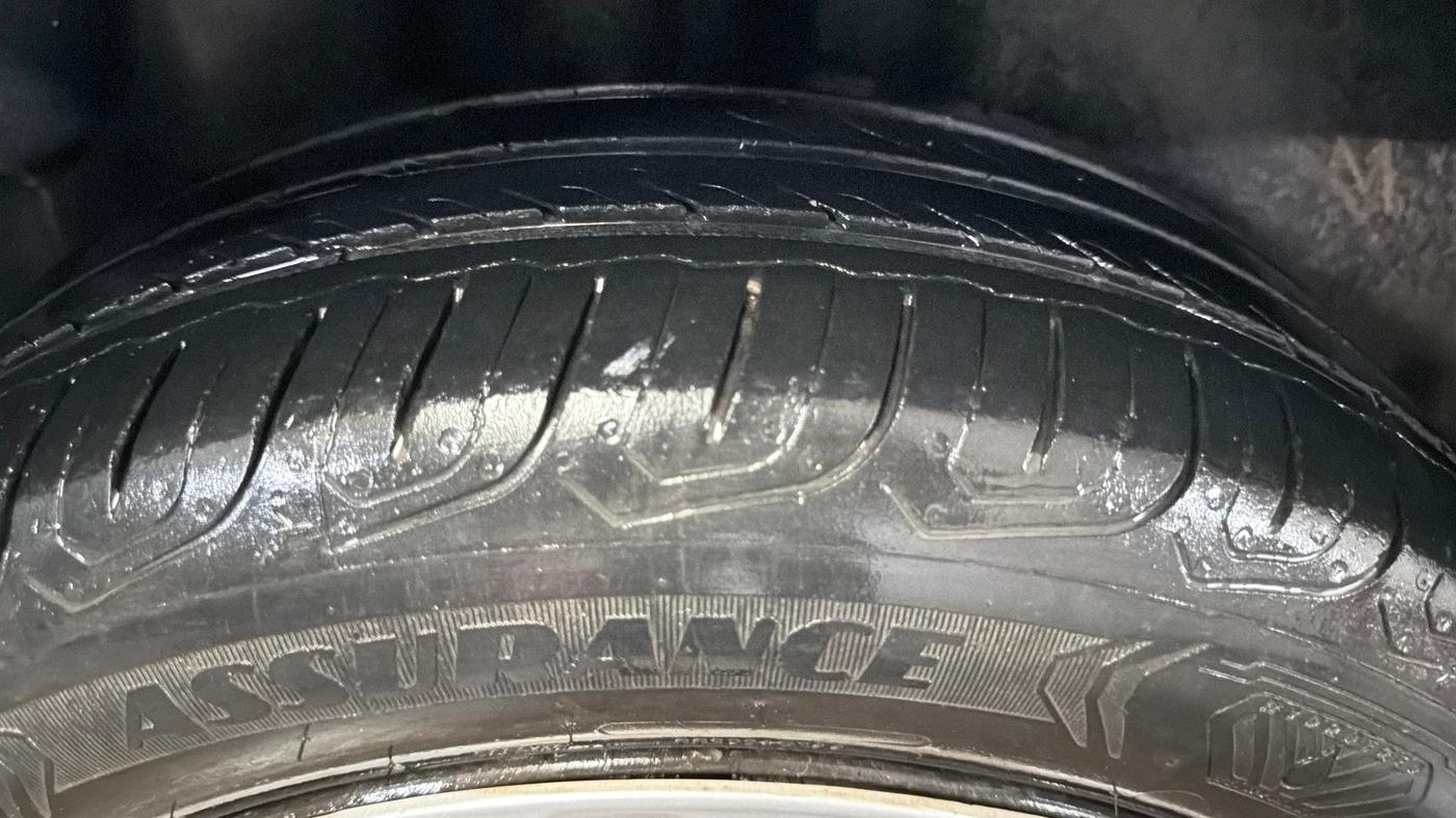 2015 Volkswagen Polo COMFORTLINE 1.2L, Petrol, Manual, 82,772 km, Right Rear Tyre Tread
