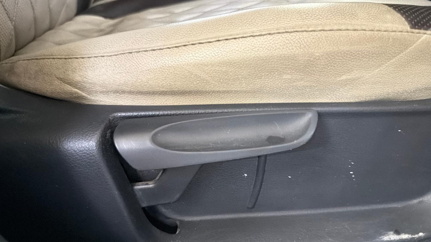 2015 Volkswagen Polo COMFORTLINE 1.2L, Petrol, Manual, 82,772 km, Driver Side Adjustment Panel