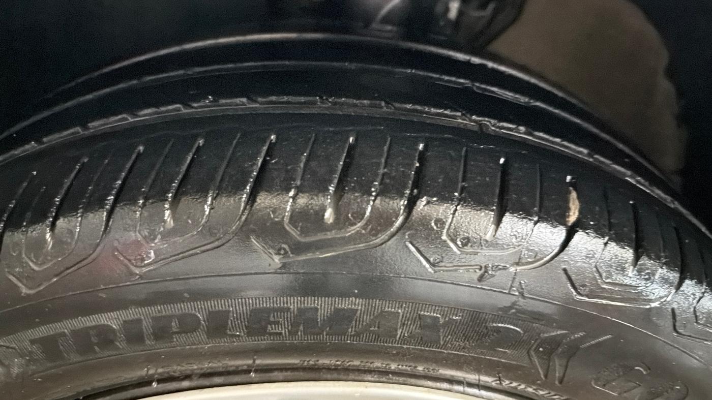 2015 Volkswagen Polo COMFORTLINE 1.2L, Petrol, Manual, 82,772 km, Left Front Tyre Tread
