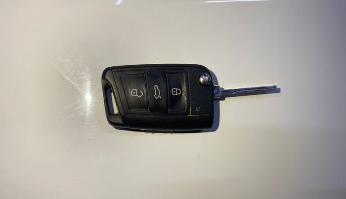 2023 Volkswagen VIRTUS TOPLINE TSI 1.0 AT, Petrol, Automatic, 74,418 km, Key Close Up