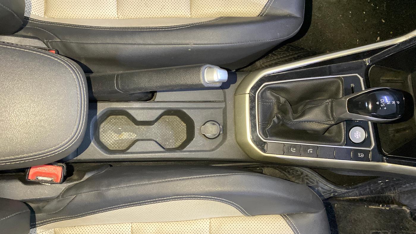 2023 Volkswagen VIRTUS TOPLINE TSI 1.0 AT, Petrol, Automatic, 74,418 km, Gear Lever