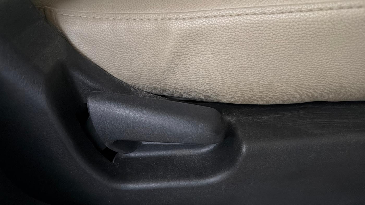 2017 Maruti Wagon R 1.0 VXI, Petrol, Manual, 20,374 km, Driver Side Adjustment Panel