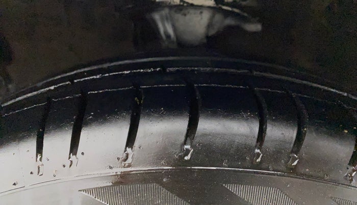 2016 Hyundai i10 SPORTZ 1.1, CNG, Manual, 68,904 km, Left Front Tyre Tread