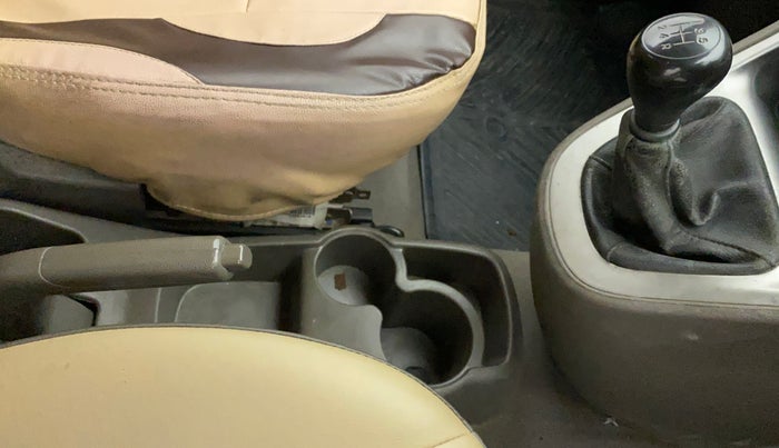 2016 Hyundai i10 SPORTZ 1.1, CNG, Manual, 68,904 km, Gear Lever