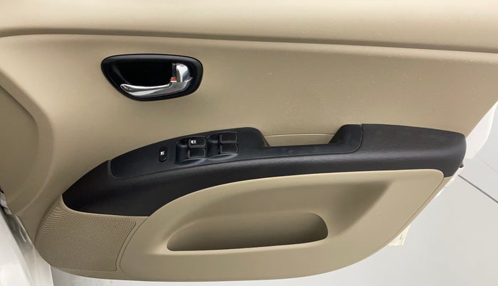 2016 Hyundai i10 SPORTZ 1.1, CNG, Manual, 68,904 km, Driver Side Door Panels Control