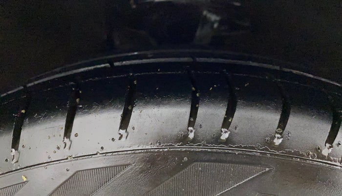 2016 Hyundai i10 SPORTZ 1.1, CNG, Manual, 68,904 km, Right Front Tyre Tread