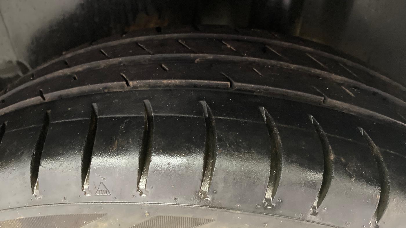 2013 Volkswagen Polo HIGHLINE1.2L, Petrol, Manual, 1,08,550 km, Left Rear Tyre Tread
