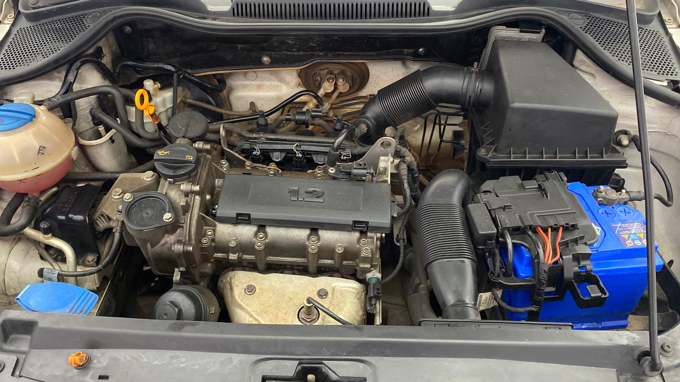 2013 Volkswagen Polo HIGHLINE1.2L, Petrol, Manual, 1,08,550 km, Engine View