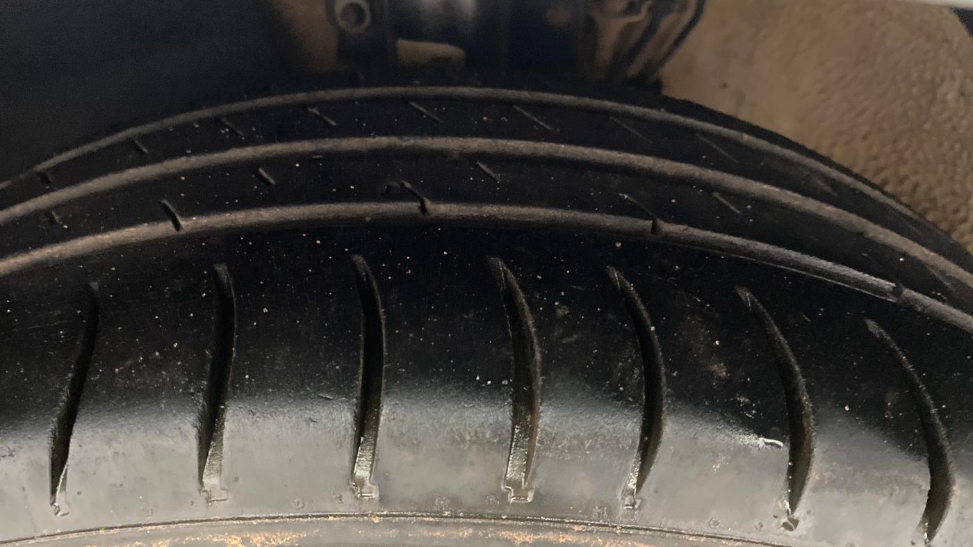 2013 Volkswagen Polo HIGHLINE1.2L, Petrol, Manual, 1,08,550 km, Left Front Tyre Tread