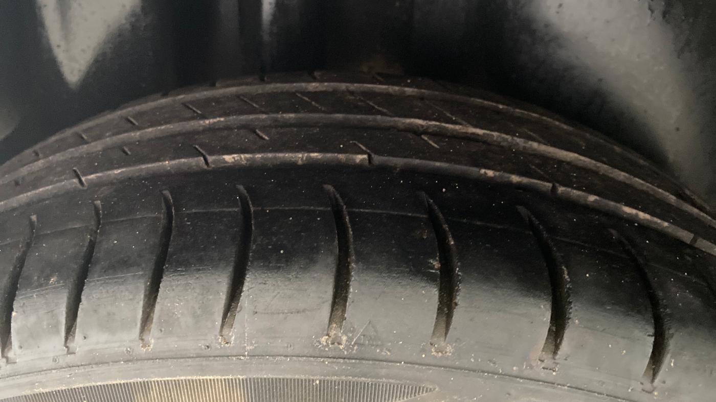 2013 Volkswagen Polo HIGHLINE1.2L, Petrol, Manual, 1,08,550 km, Right Rear Tyre Tread