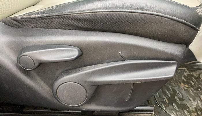 2017 Jeep Compass LIMITED (O) 1.4 PETROL AT, Petrol, Automatic, 95,707 km, Driver Side Adjustment Panel