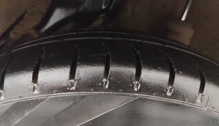 2014 Honda Amaze 1.2L I-VTEC SX, Petrol, Manual, 1,17,644 km, Left Rear Tyre Tread