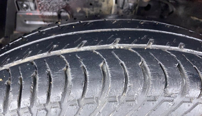2014 Maruti Swift VXI D, Petrol, Manual, 31,335 km, Left Front Tyre Tread