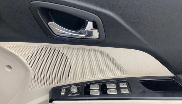 2021 Mahindra XUV300 W8 (O) 1.5 DIESEL, Diesel, Manual, 32,332 km, Driver Side Door Panels Control