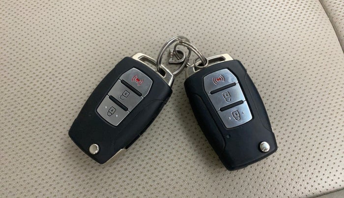 2021 Mahindra XUV300 W8 (O) 1.5 DIESEL, Diesel, Manual, 32,332 km, Key Close Up