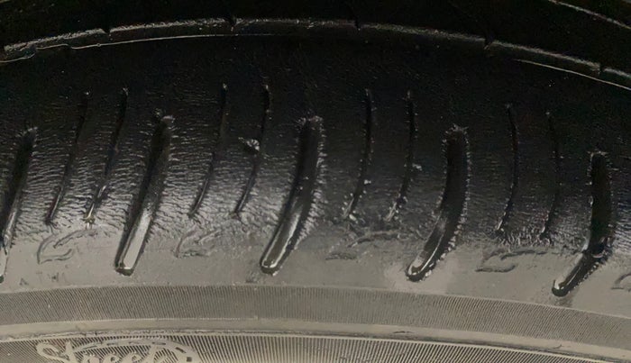 2021 Mahindra XUV300 W8 (O) 1.5 DIESEL, Diesel, Manual, 32,332 km, Right Front Tyre Tread