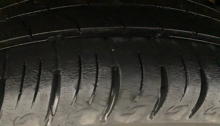 2021 Mahindra XUV300 W8 (O) 1.5 DIESEL, Diesel, Manual, 32,332 km, Right Rear Tyre Tread