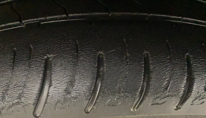 2021 Mahindra XUV300 W8 (O) 1.5 DIESEL, Diesel, Manual, 32,332 km, Left Front Tyre Tread