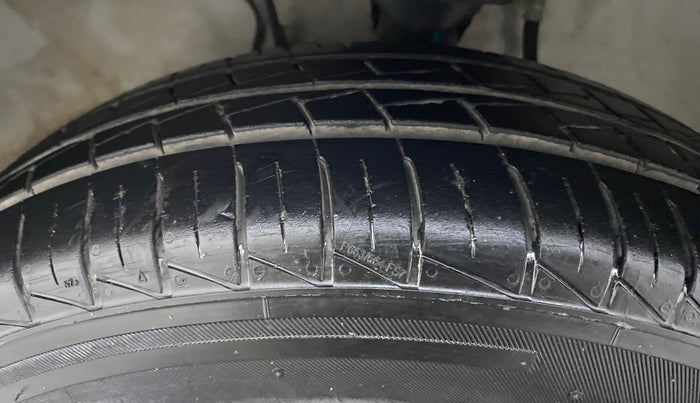 2020 Maruti Alto VXI, Petrol, Manual, 5,044 km, Left Front Tyre Tread