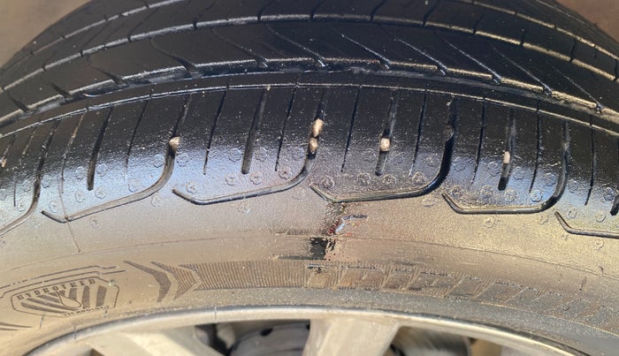 2020 Volkswagen Polo HIGHLINE PLUS 1.0, Petrol, Manual, 43,632 km, Left Front Tyre Tread