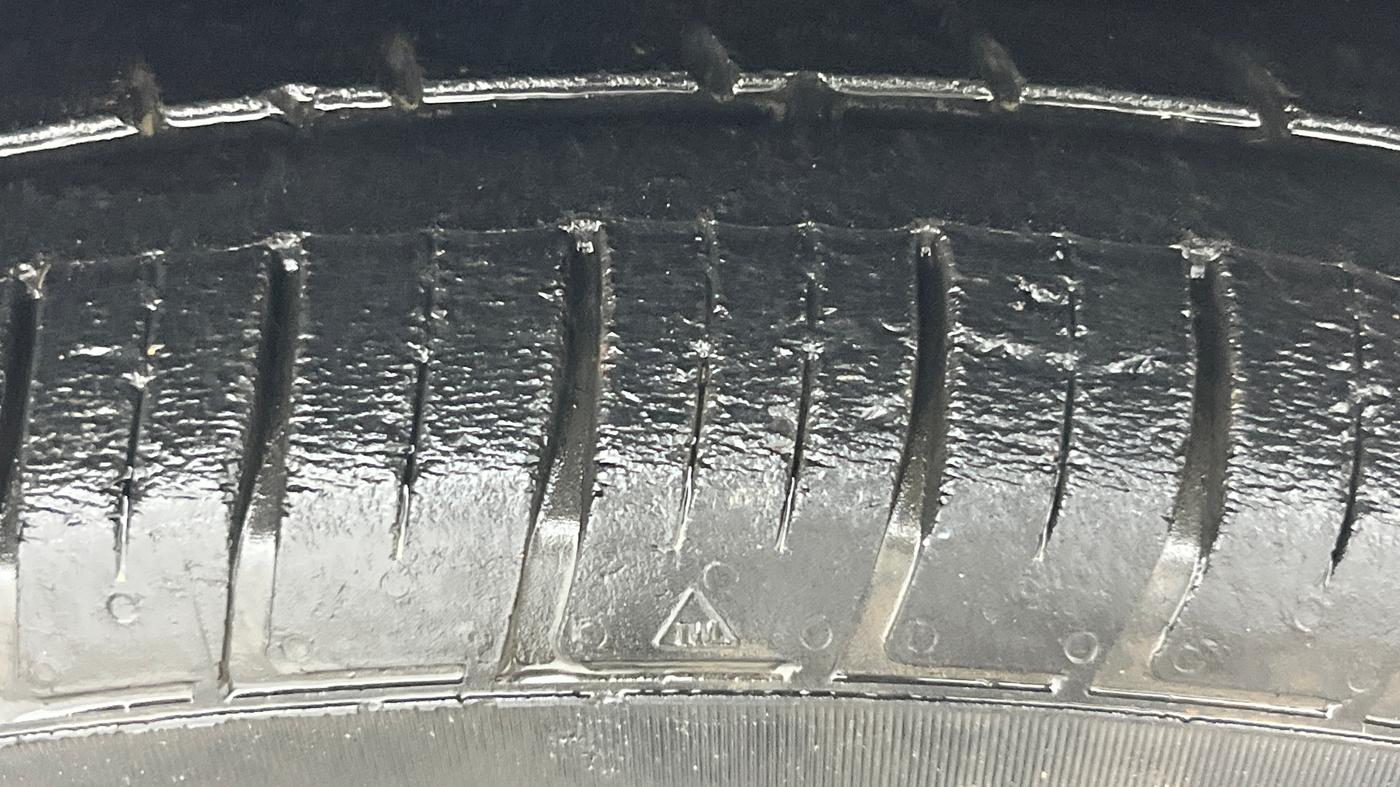 2021 Renault Duster RXZ 1.3 TURBO PETROL CVT, Petrol, Automatic, 49,498 km, Right Front Tyre Tread
