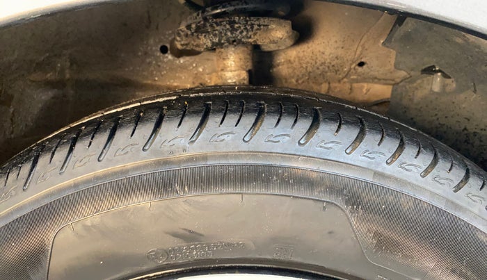 2016 Maruti Ertiga VXI, Petrol, Manual, 1,01,093 km, Right Front Tyre Tread