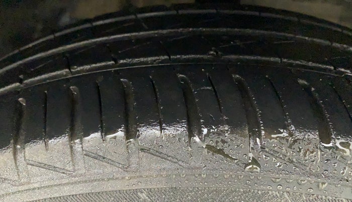 2014 Toyota Etios Liva G, CNG, Manual, 79,418 km, Right Front Tyre Tread