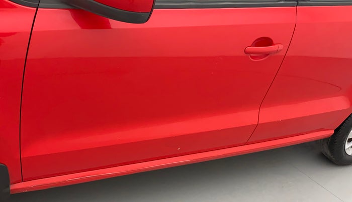 2015 Volkswagen Polo HIGHLINE1.5L, Diesel, Manual, 1,23,224 km, Front passenger door - Slightly dented