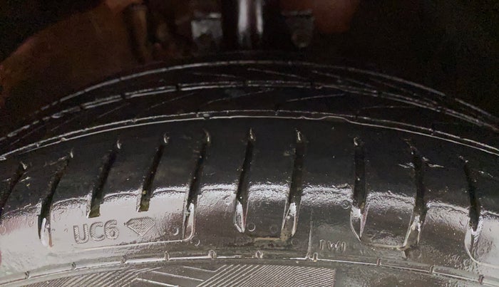 2015 Volkswagen Polo HIGHLINE1.5L, Diesel, Manual, 1,23,224 km, Right Front Tyre Tread