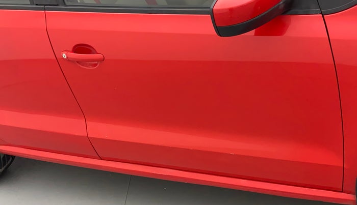 2015 Volkswagen Polo HIGHLINE1.5L, Diesel, Manual, 1,23,224 km, Driver-side door - Slightly rusted